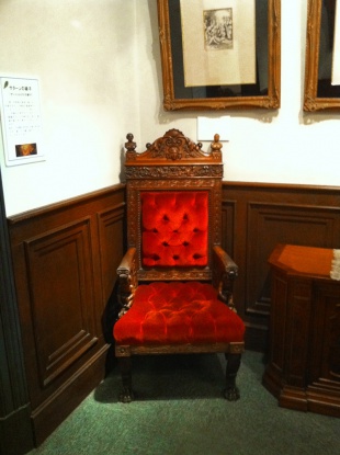 サターンの椅子