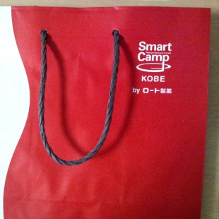 カバンにはロート製薬のロゴがついていました