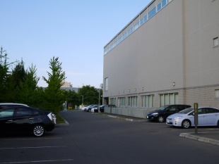 写真：建物裏手の駐車場（有料）